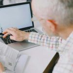 Anziano controlla il suo conto corrente