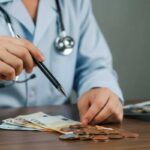 Sai quanto guadagna un medico di famiglia?