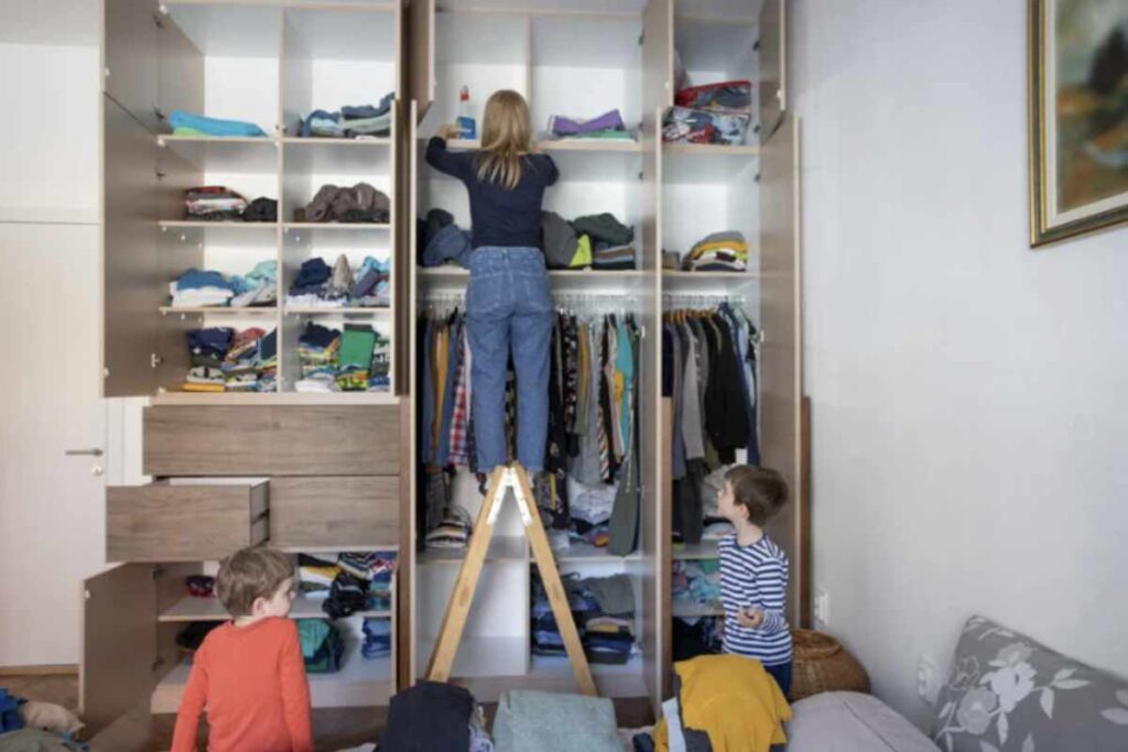 L'estate è il momento ideale per dedicarsi al decluttering, un concetto incentrato sulla filosofia del minimalismo