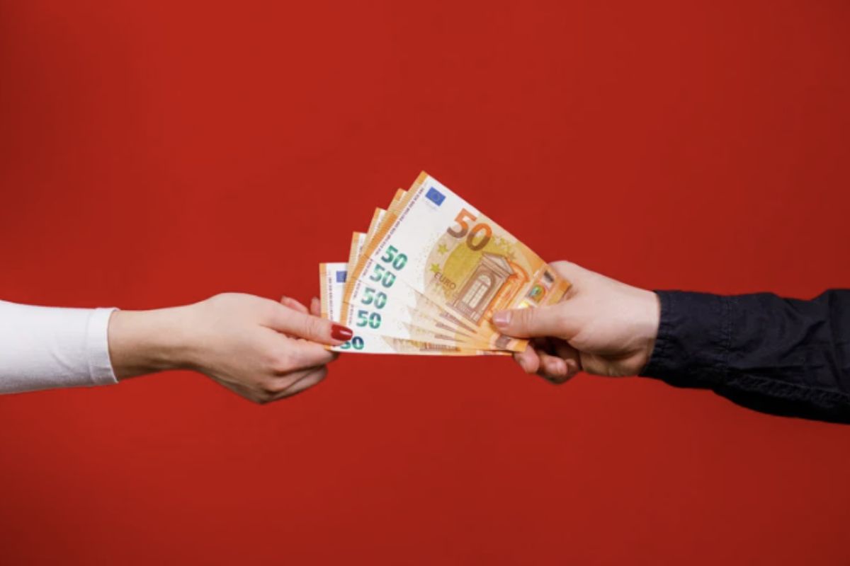 In questo contesto, l'adeguamento degli stipendi non è solo una questione di giustizia sociale, ma anche un investimento nel futuro del Paese.