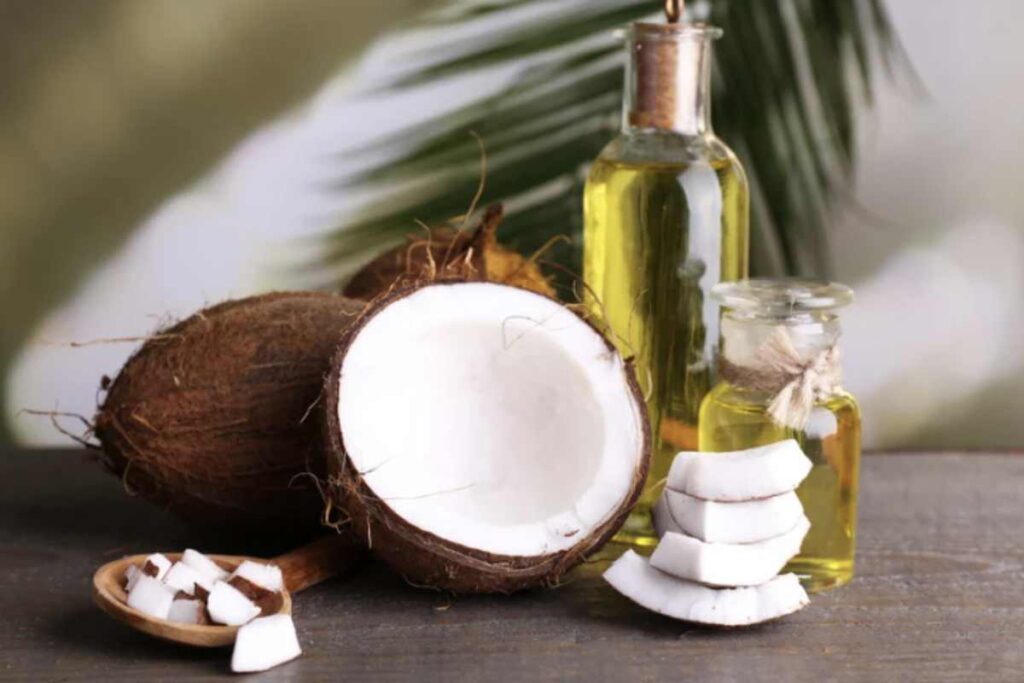 L'olio di cocco non è solo un condimento. Grazie alle sue proprietà sgrassanti, può essere utilizzato per pulire le superfici della cucina.
