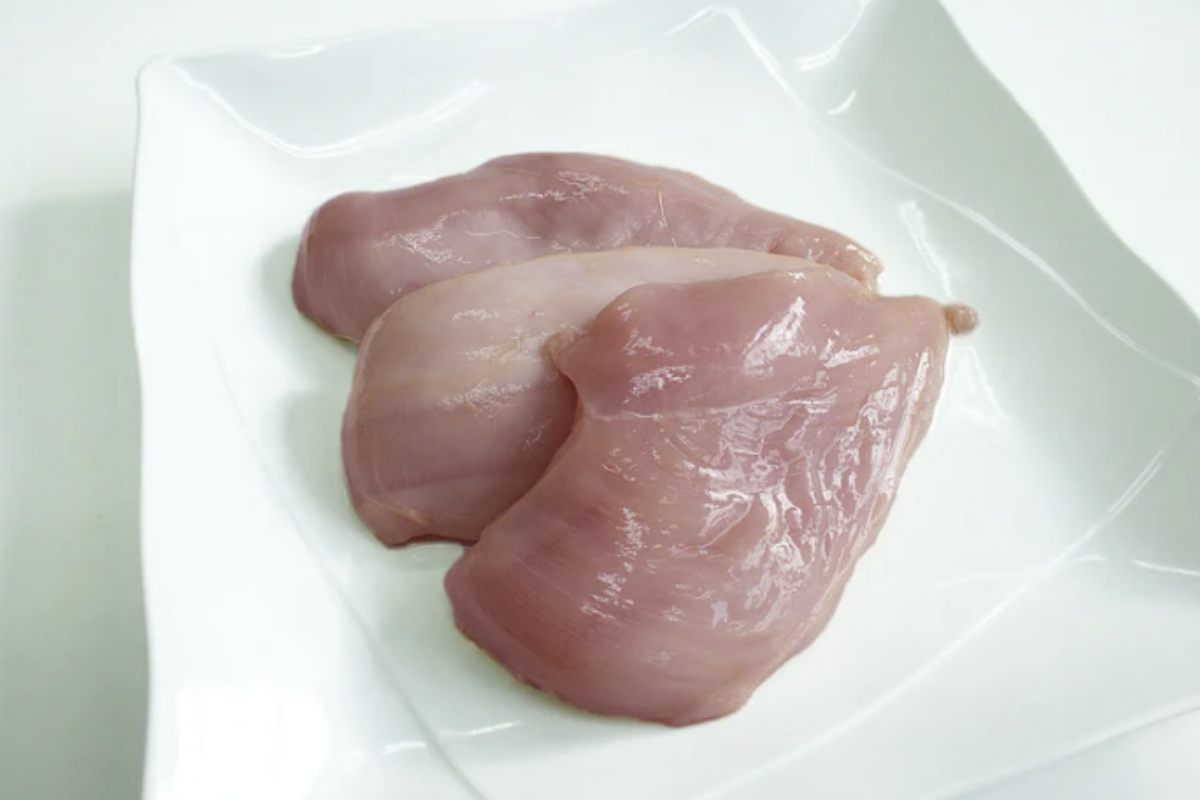 Pollo: Sebbene il pollo sia un alimento comune, cuocerlo nel microonde può essere rischioso. La carne di pollo può ospitare batteri come la Salmonella