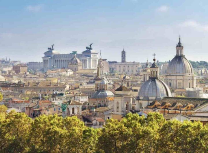 Nonostante la sua facciata austera e semplice, la basilica custodisce al suo interno tesori artistici e storici che la rendono una meta