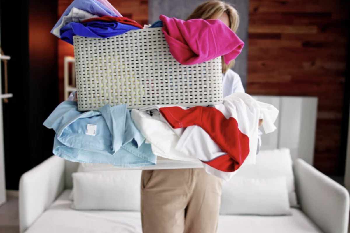 Il decluttering non è solo un modo per liberarsi di oggetti, ma rappresenta anche un'opportunità per riflettere sul proprio stile di vita.
