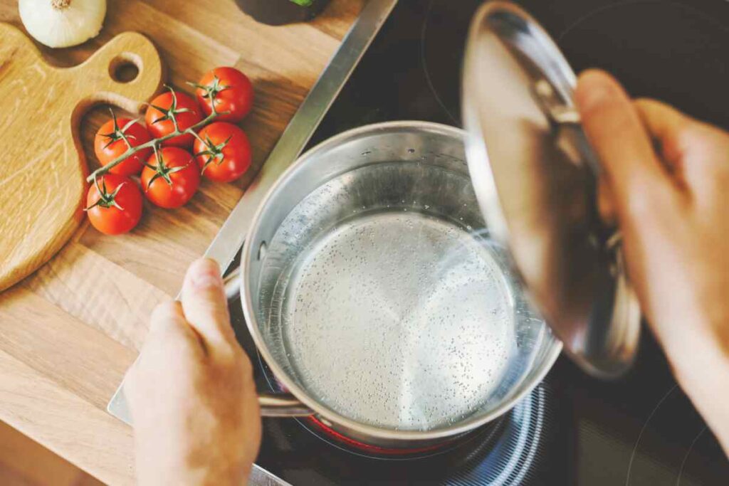 Non buttare mai l’acqua della pasta, è oro puro in cucina e non solo
