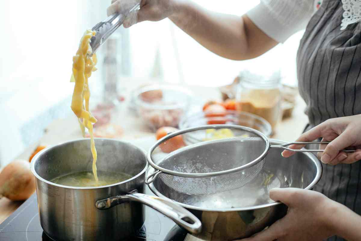 Non buttare mai l’acqua della pasta, è oro puro in cucina e non solo, ecco come fare