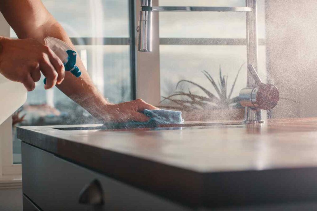 Nelle cucine stellate fanno così: un metodo ottimo per pulire
