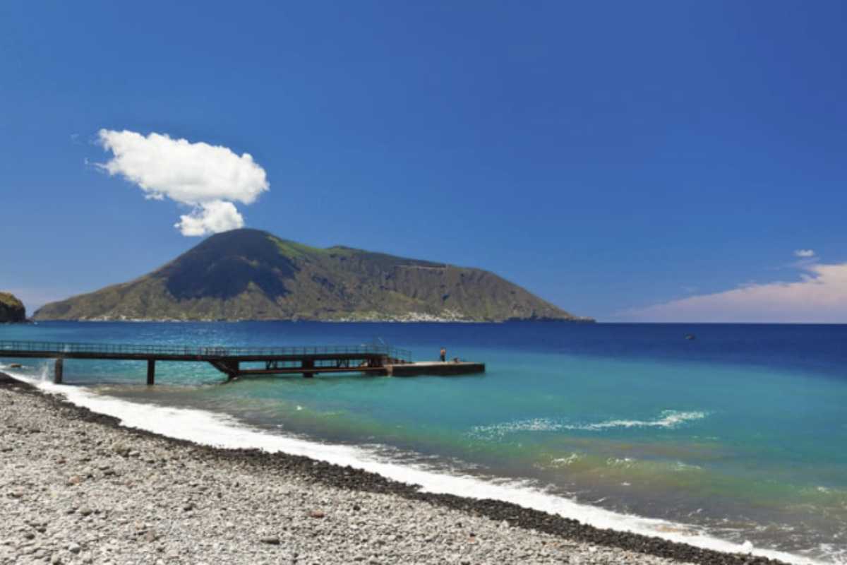 Le spiagge di Salina, come quella di Punta Scario, sono un vero gioiello da scoprire, con calette tranquille e acque cristalline ideali