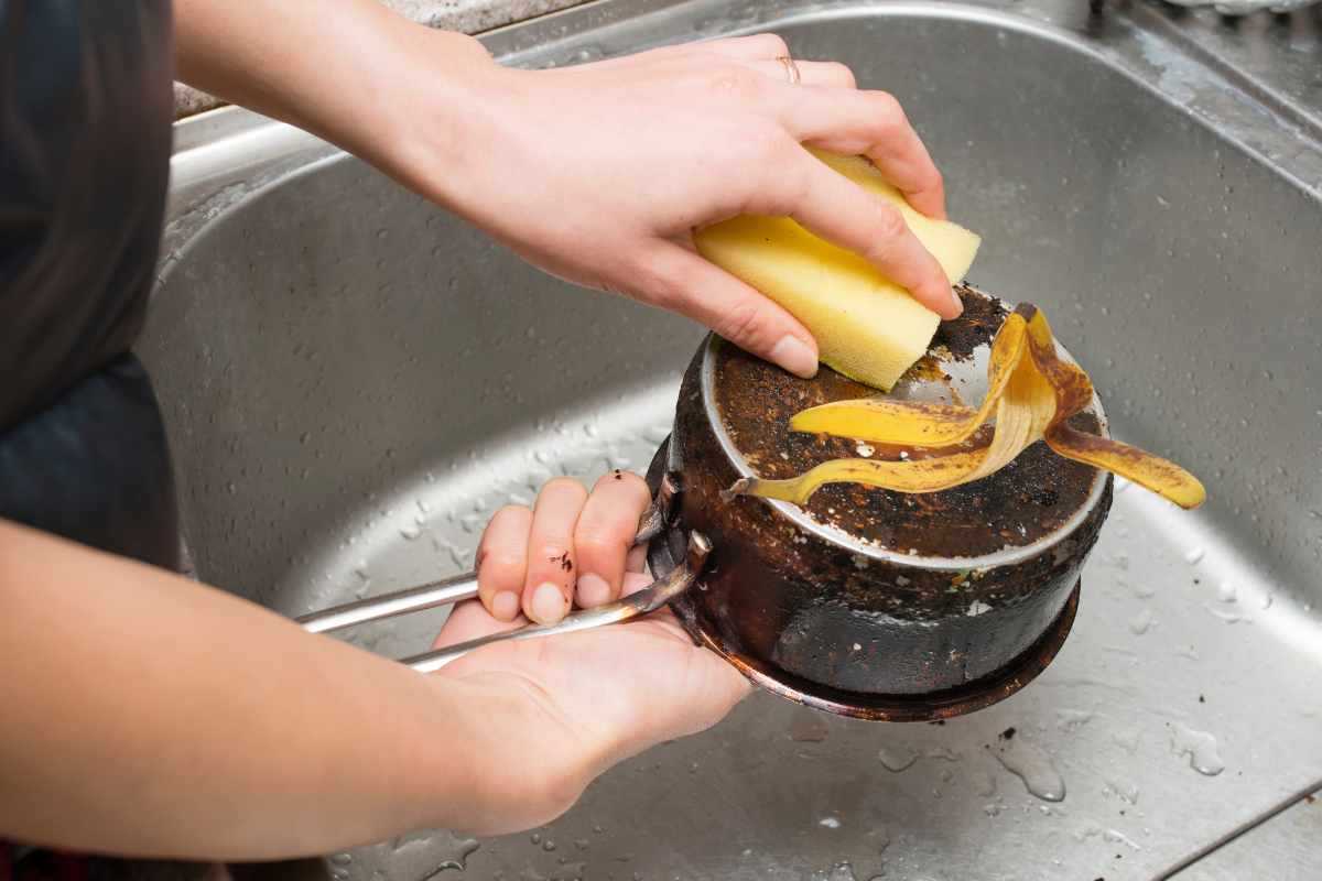 Lavare posate e pentole con un vecchio trucco, ecco di che si tratta