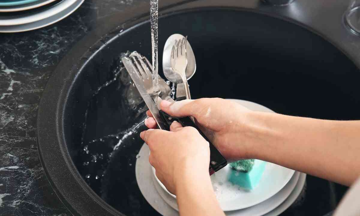 Lavare posate e pentole con un vecchio trucco