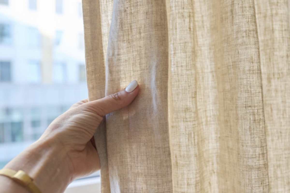 Se temi che queste tonalità possano risultare troppo audaci, considera l’idea di optare per tende con motivi geometrici o pattern floreali