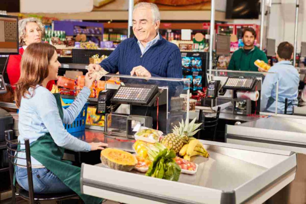 Anziano al supermercato