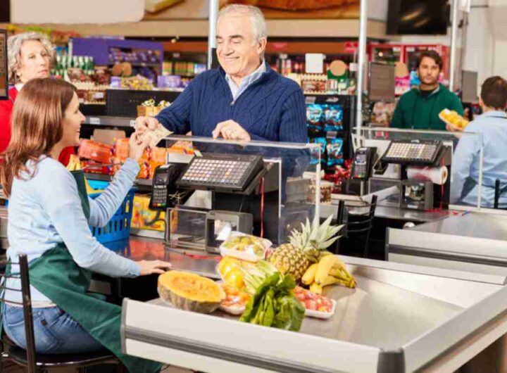 Anziano al supermercato