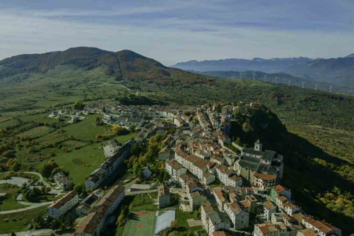 Il borgo custodisce una ricca storia e tradizioni radicate, che si manifestano soprattutto durante eventi come la Pezzata