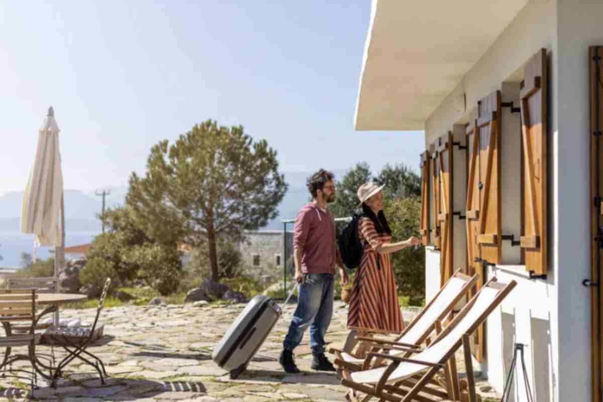 L’aumento delle prenotazioni digitali, favorito dalla crescente offerta di piattaforme online dedicate agli affitti turistici, ha creato un terreno fertile