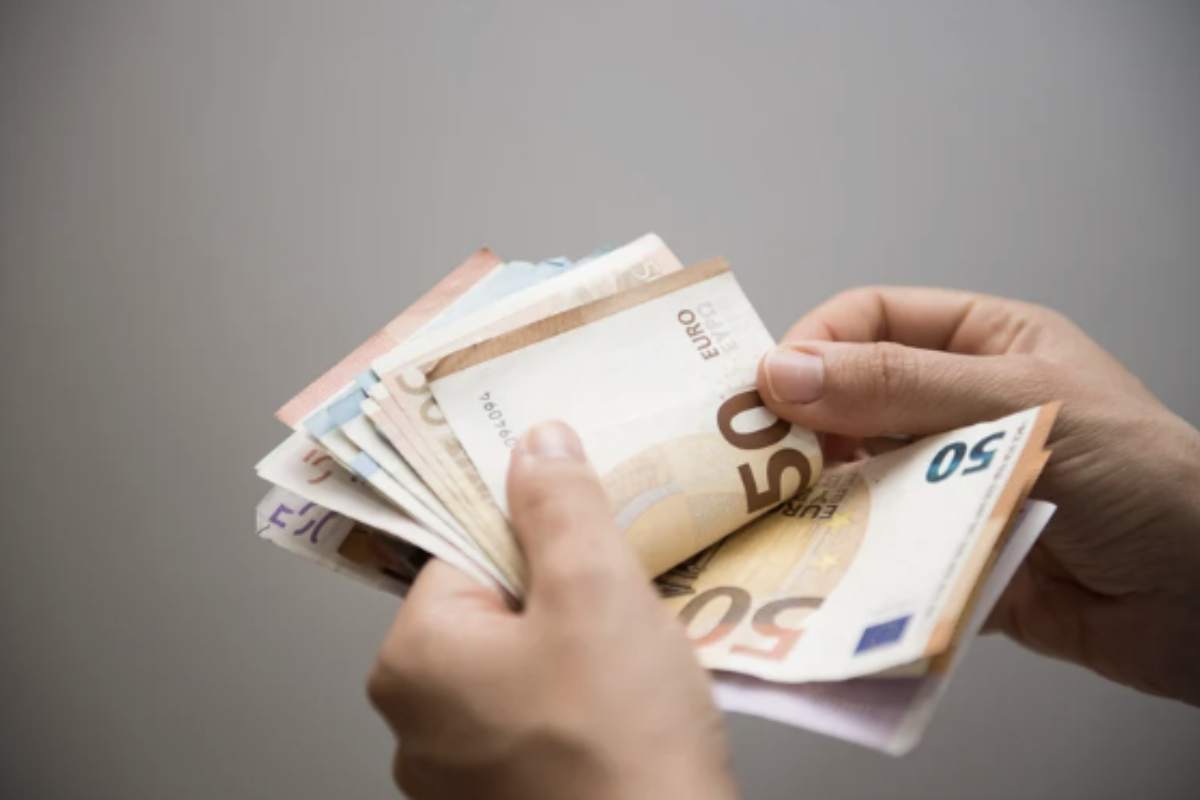 Il lancio delle nuove banconote non si limita a un semplice restyling estetico; rappresenta un passo avanti fondamentale in termini di sicurezza e durata.