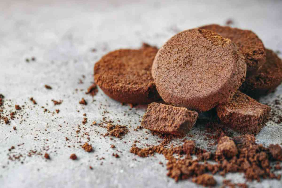 Per aumentare l'efficacia del trattamento, ho deciso di arricchire i fondi di caffè con alcune gocce di olio essenziale di citronella.