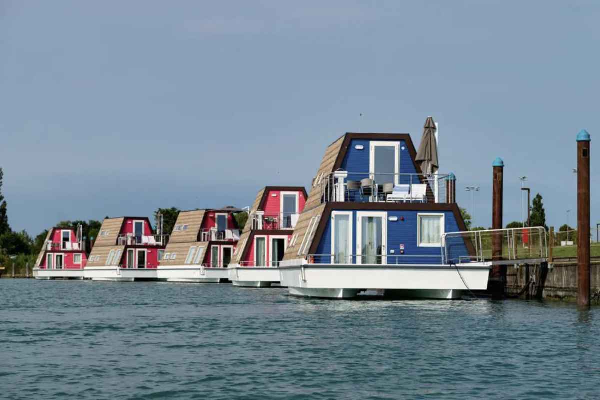 Situata lungo il lungomare di Misano Adriatico, Portoverde Luxury Houseboat