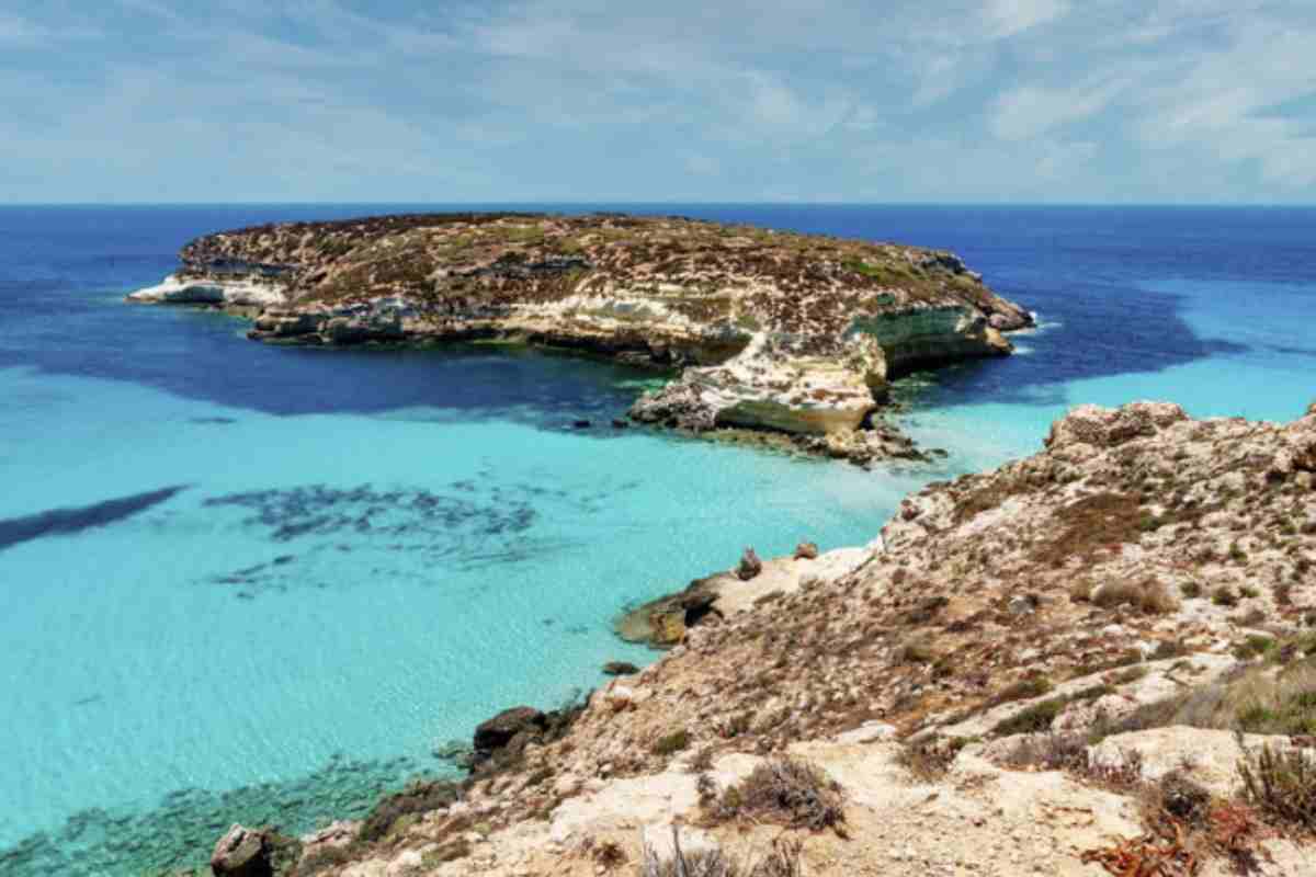 La Spiaggia dei Conigli è famosa non solo per la sua bellezza, ma anche per l'atmosfera di serenità che vi si respira.