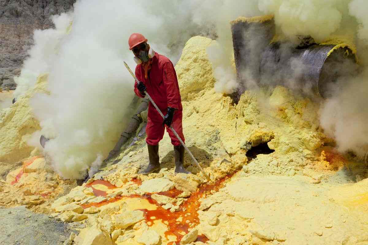 vulcano, il valore dell'oro eruttato dal Kawah Ijen
