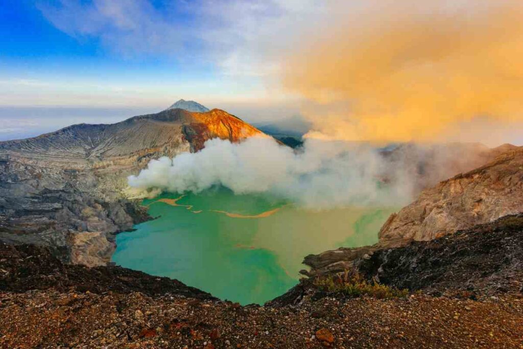 vulcano che erutta oro