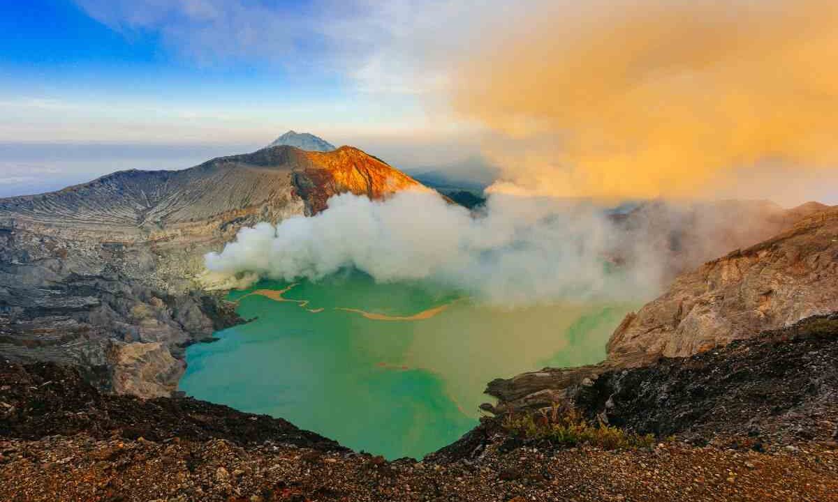 vulcano che erutta oro