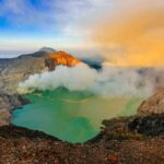 vulcano che erutta oro