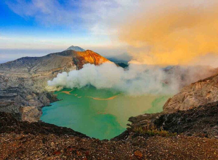 vulcano che erutta oro