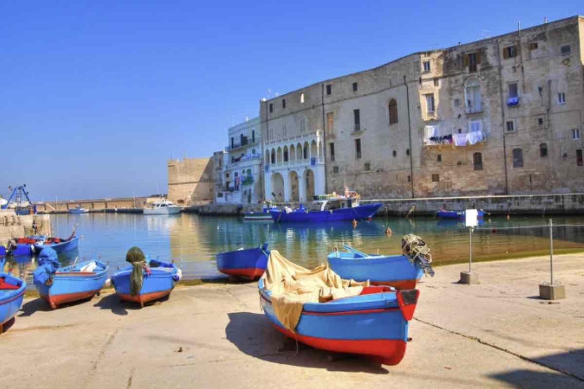 La costa di Monopoli è un susseguirsi di meraviglie naturali. La spiaggia di Cala Porta Vecchia, situata direttamente in città,