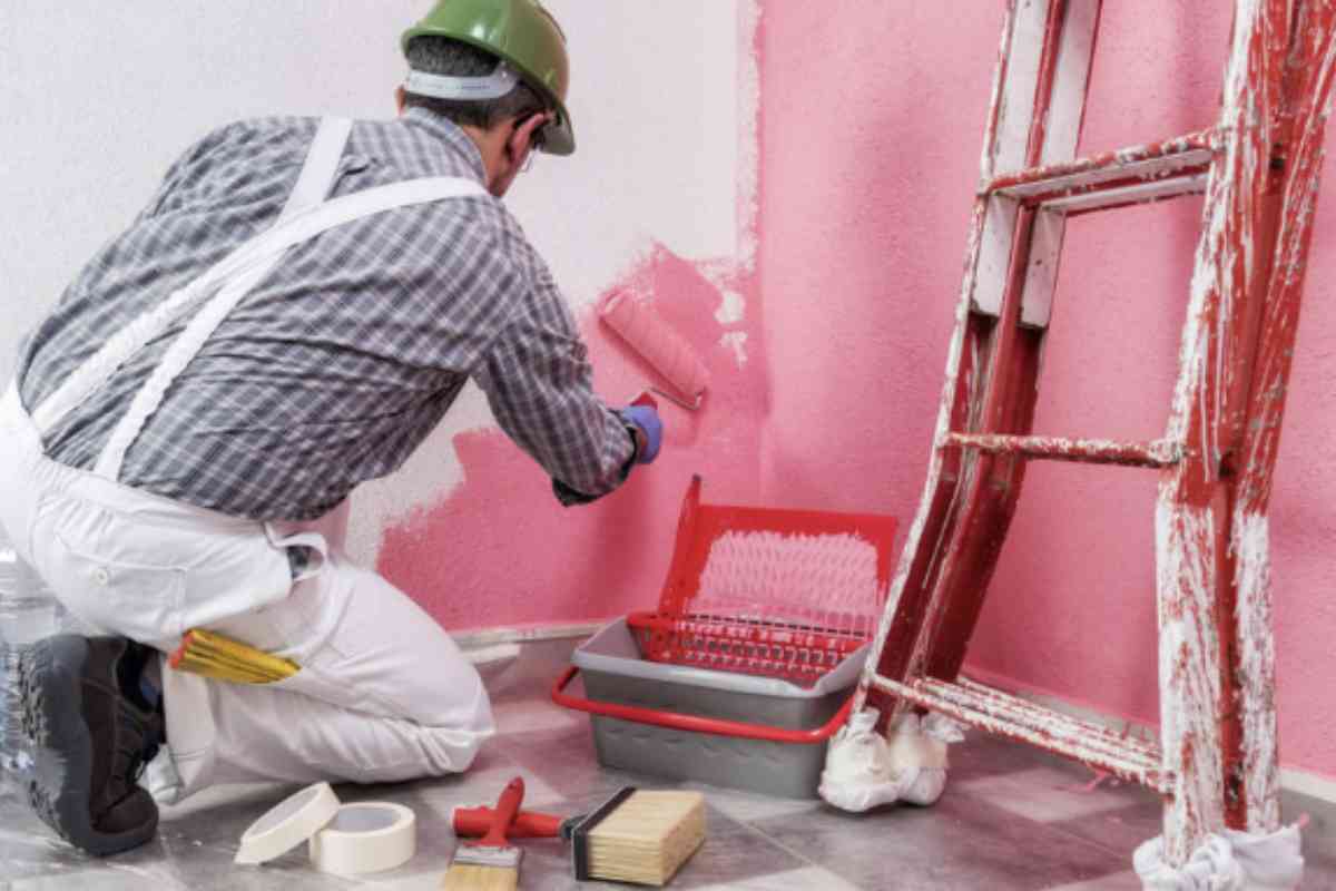 Oltre alla pittura, esistono ulteriori accorgimenti che concorrono a far sembrare una stanza più grande senza dover intervenire con lavori strutturali: