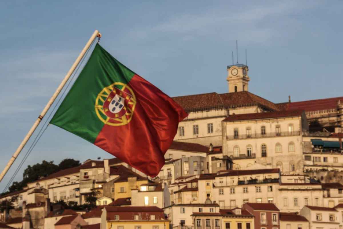 Questa riforma arriva in un momento di grande instabilità politica per il Portogallo. Il governo di centro-destra guidato da Luís Montenegro,