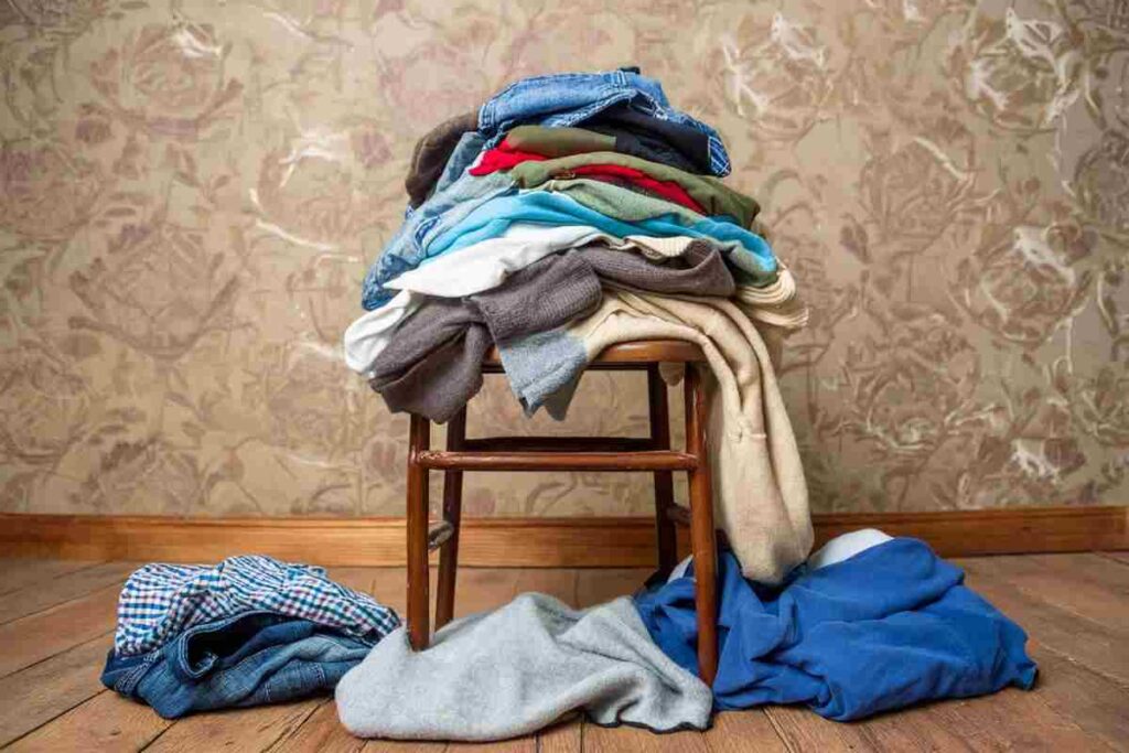 Vestiti sedia significato