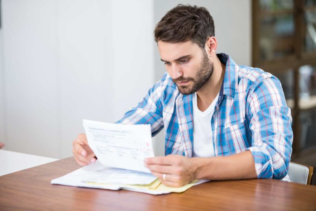 Uomo legge documento