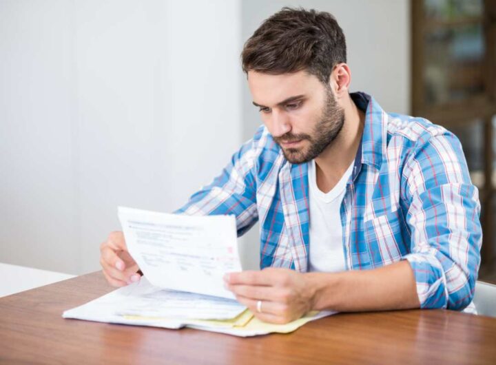 Uomo legge documento