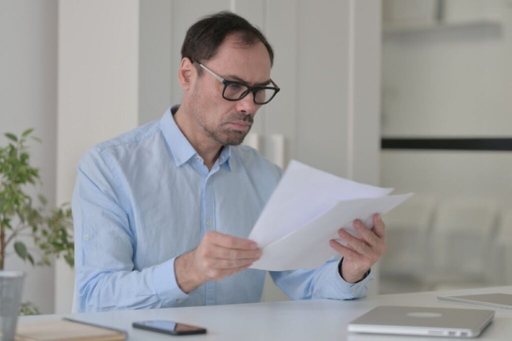 Uomo legge documento