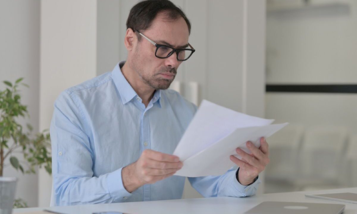 Uomo legge documento