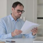 Uomo legge documento