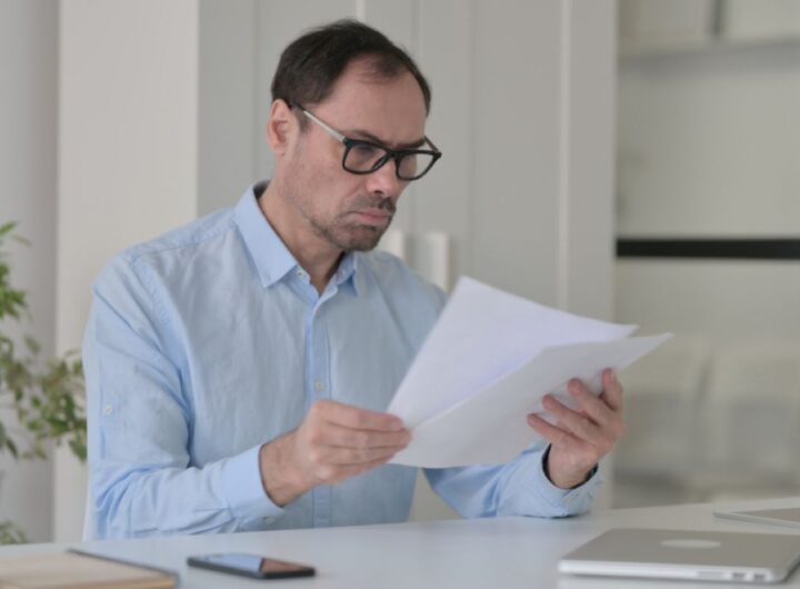 Uomo legge documento
