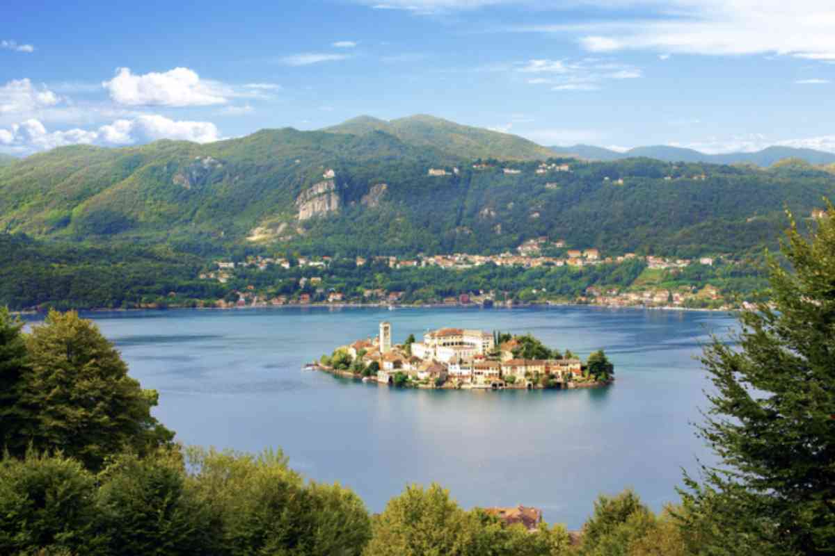 Una visita al Lago di Orta non si limita solo al relax in spiaggia. Le opportunità di esplorazione sono varie e adatte a tutti i gusti
