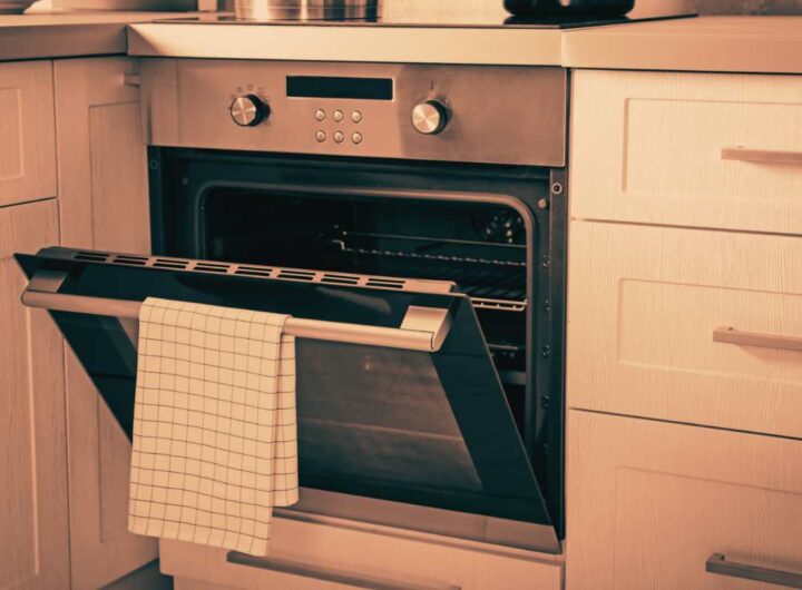 Perché non appendere lo strofinaccio allo sportello del forno: i rischi