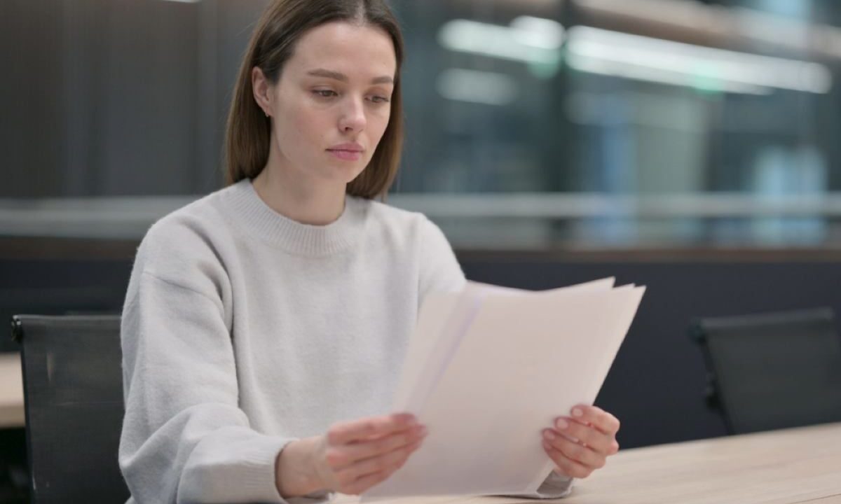 Donna legge documento