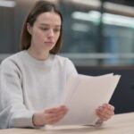 Donna legge documento