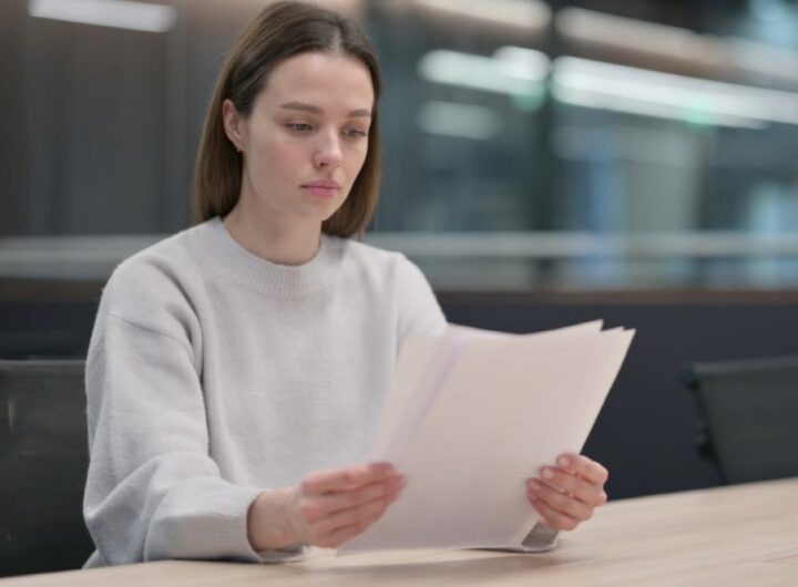 Donna legge documento
