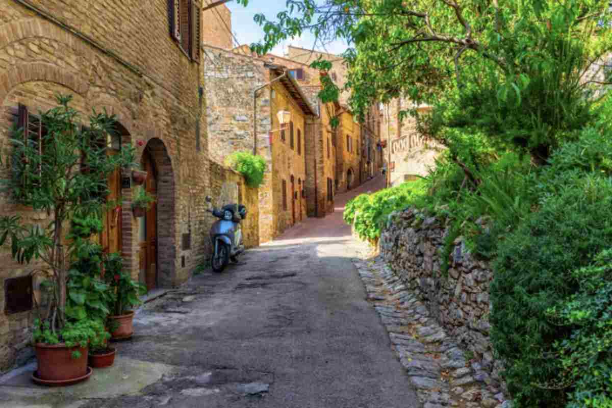 La Toscana, con i suoi paesaggi variegati, offre diverse opportunità per rinfrescarsi senza dover necessariamente rinunciare alla cultura