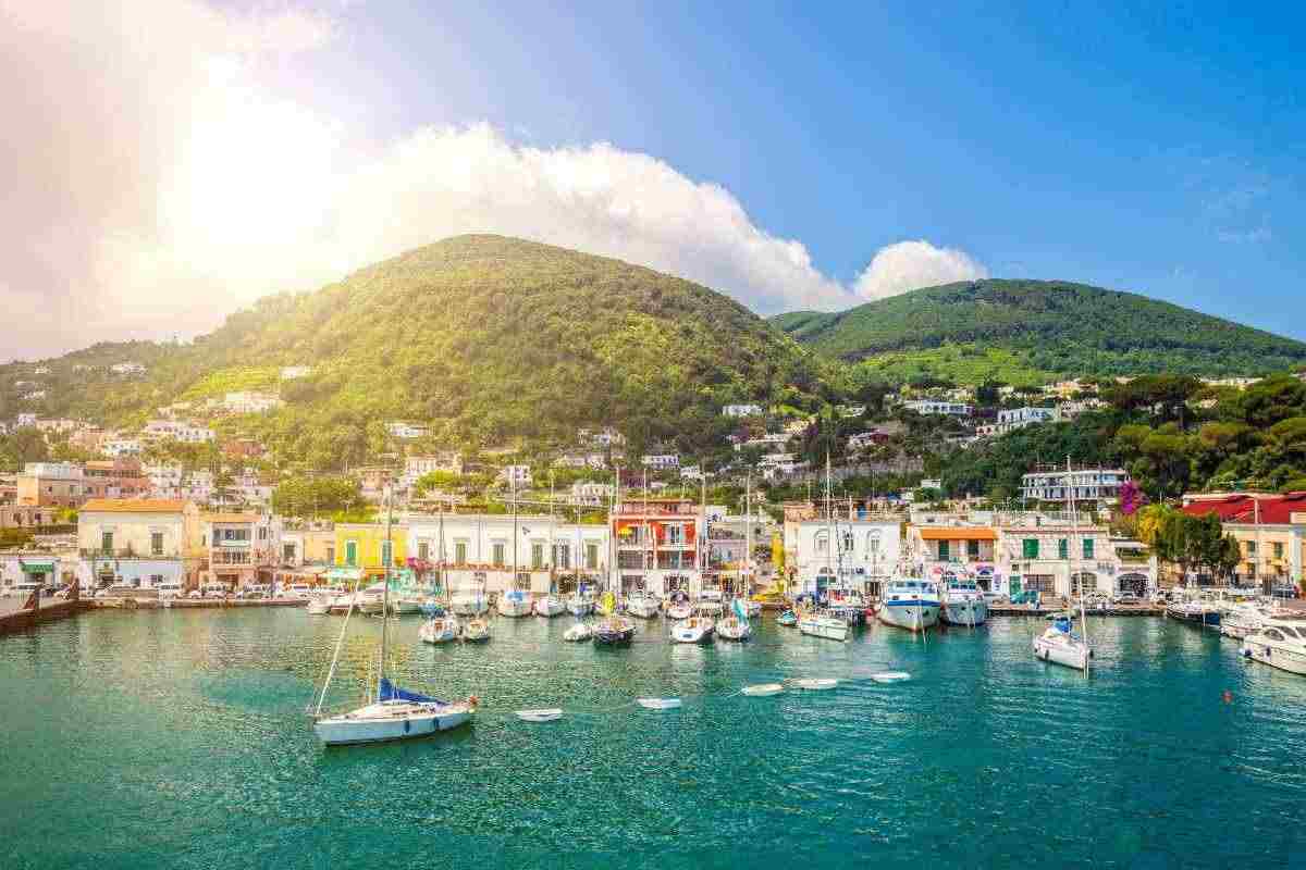 Fuga dall'afa in città, 5 location mozzafiato a pochi chilometri da Napoli, ecco le città perfette