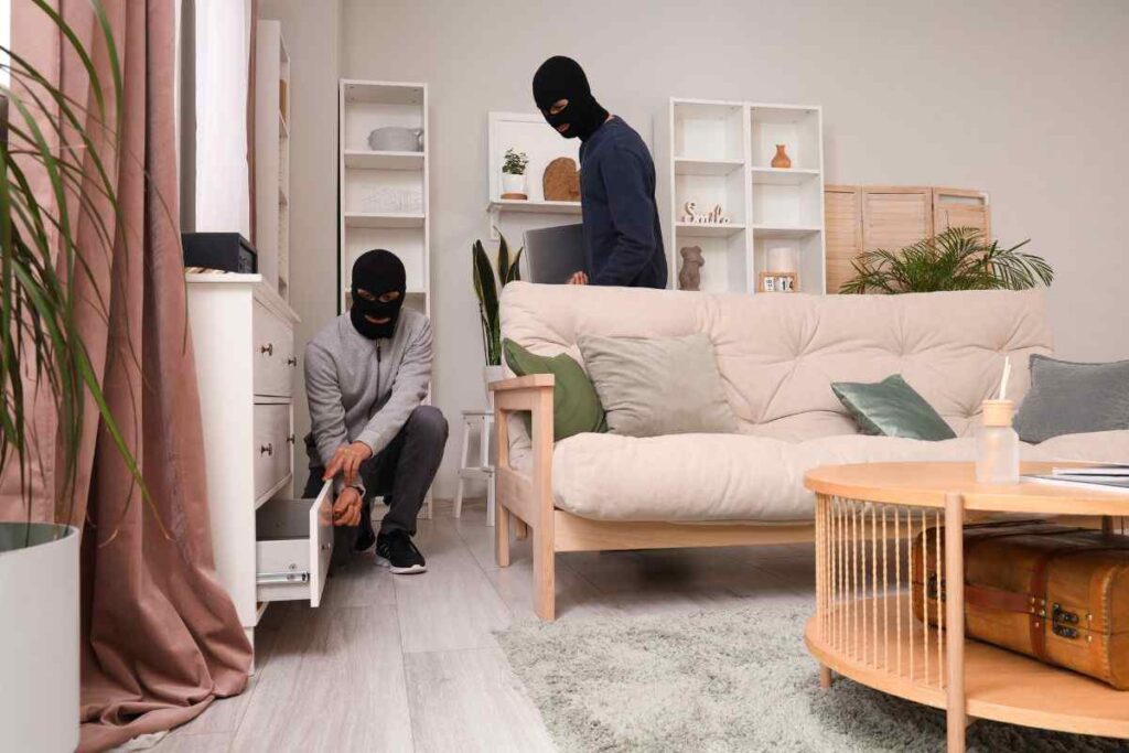 ladri in casa, fai in questo modo per evitare che succeda durante l'estate