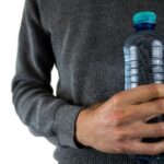 Bere poco fa male alla prostata l’urologa spiega la giusta quantità d’acqua per la salute